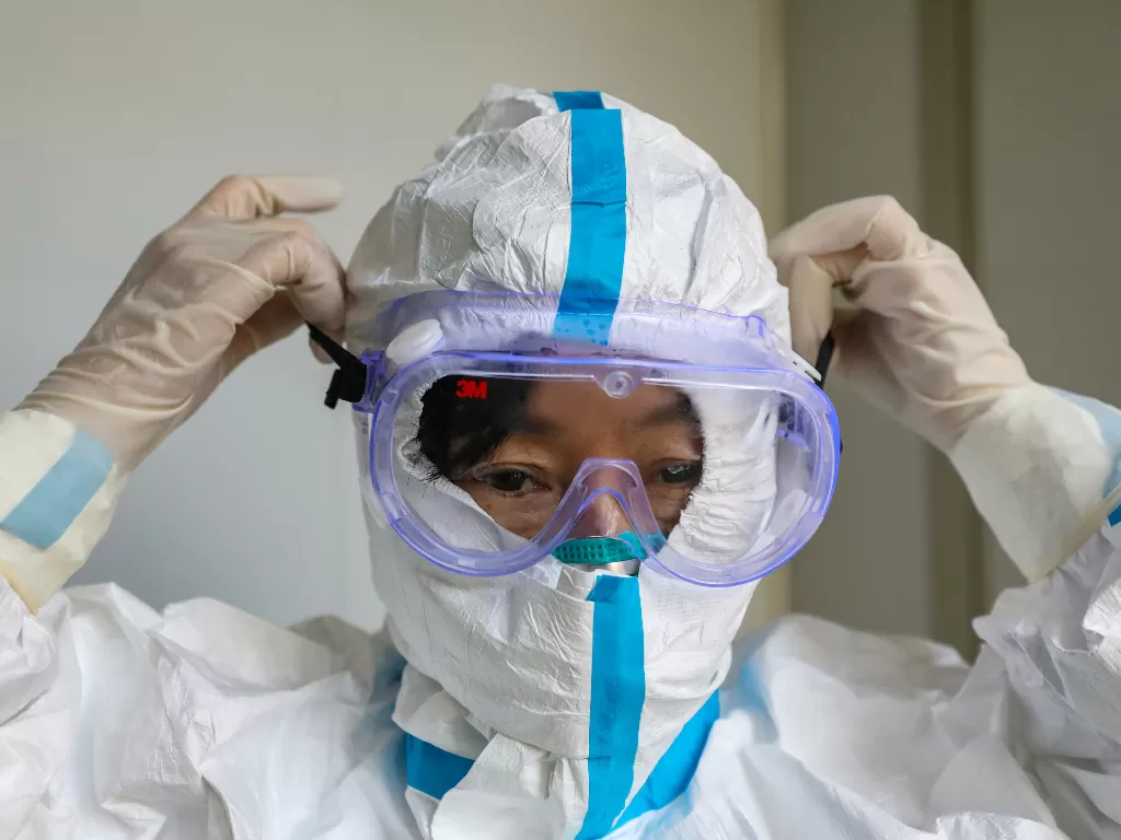 Ilustrasi: Seorang dokter memakai kacamata pelindung sebelum memasuki bangsal isolasi di sebuah rumah sakit, menyusul pecahnya coronavirus baru di Wuhan, provinsi Hubei (China Daily CDIC)