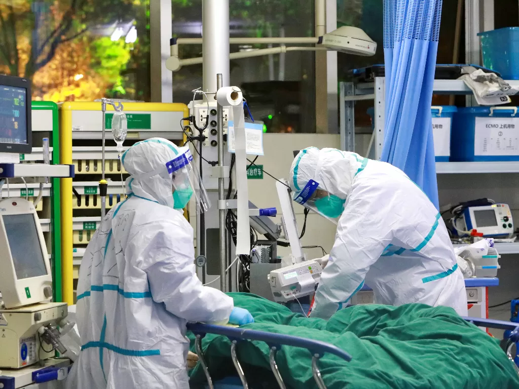 Ilustrasi: Staf medis dalam pakaian pelindung merawat pasien dengan pneumonia yang disebabkan oleh coronavirus baru di Rumah Sakit Zhongnan, Universitas Wuhan, di Wuhan, provinsi Hubei (China Daily)