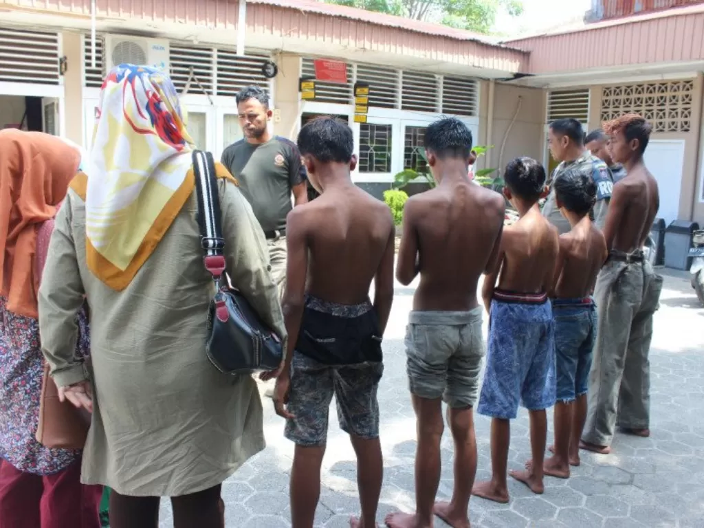 Petugas Satpol PP amankan enam remaja penghirup lem di Kota Padang (Istimewa)