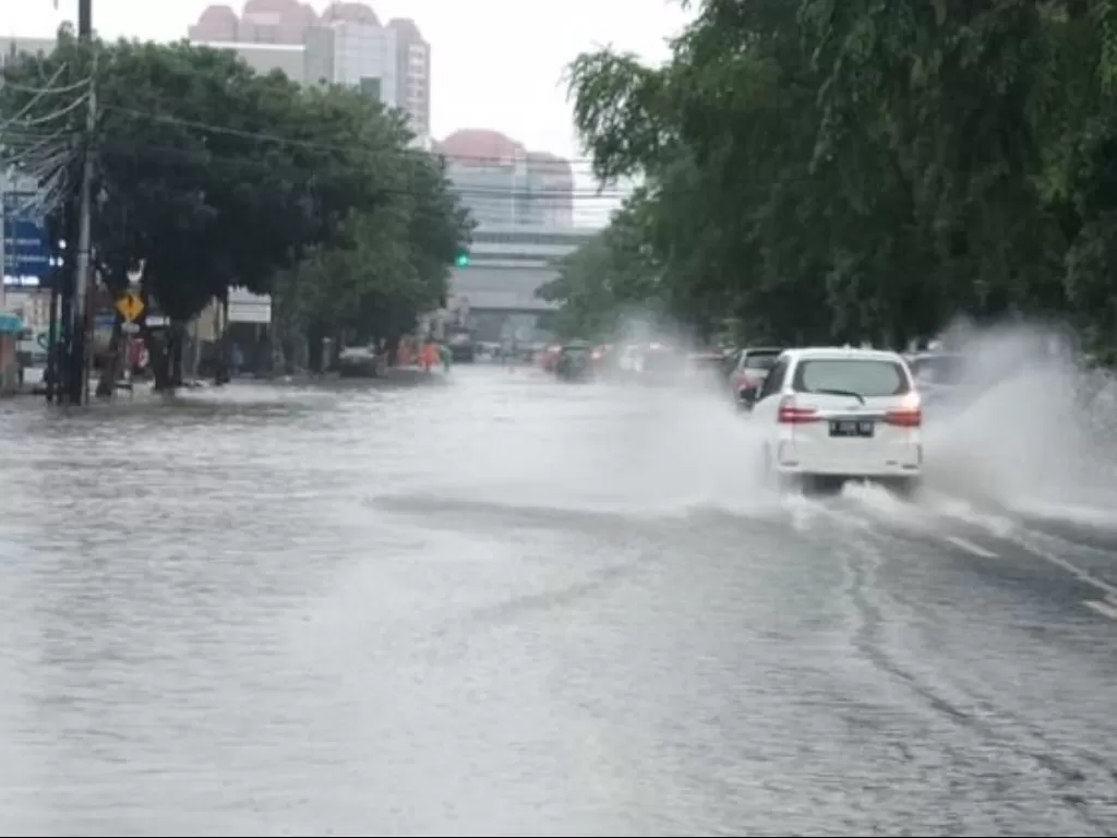 Banjir 20-30 cm di Jl. KH Samanhudi Jakpus, agar hati-hati bila sedang melintas (TWITTER @tmcpoldametro)