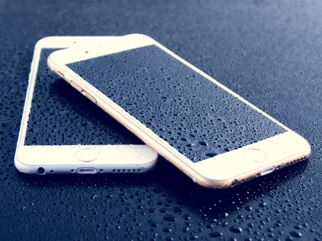 Ilustrasi ponsel basah saat musim hujan (Pixabay)