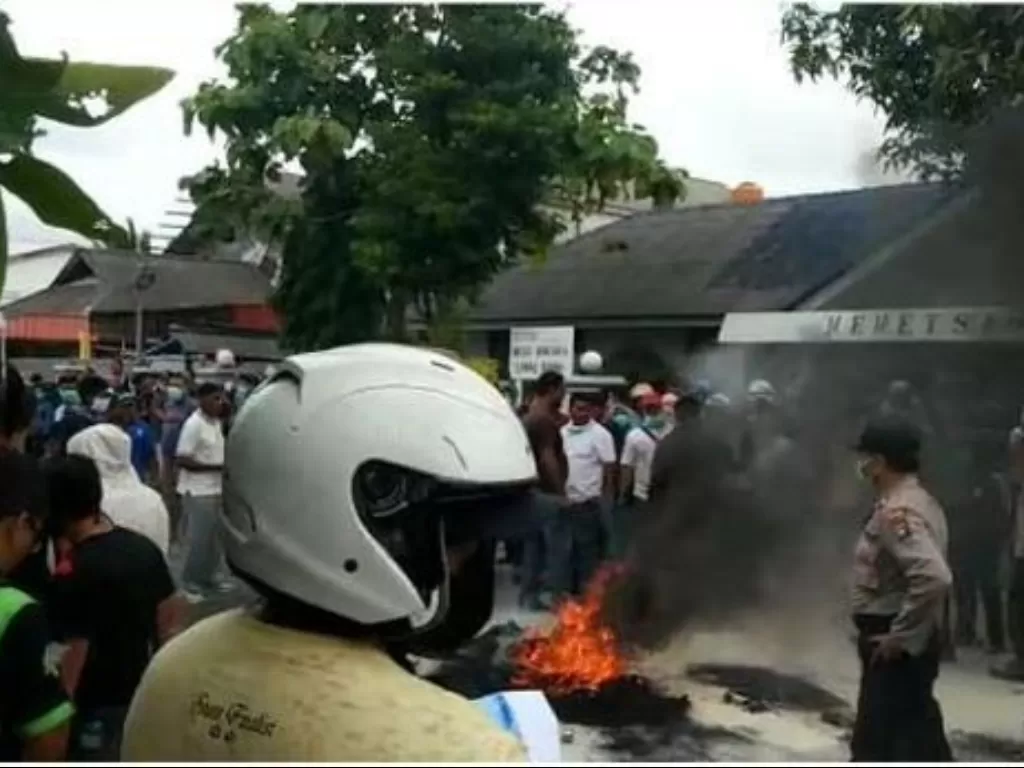 Aksi unjuk rasa dan bakar ban oleh warga Natuna (Ist)