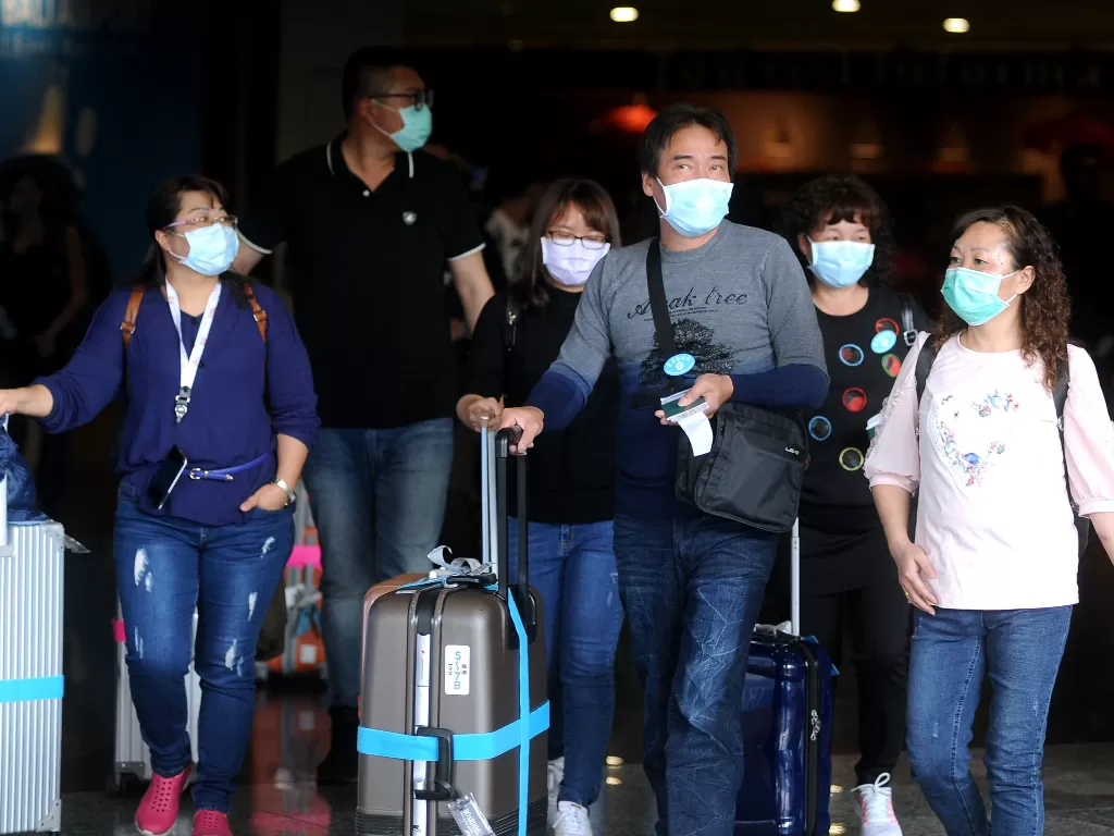 Ilustrasi warga memakai masker di bandara (ANTARA FOTO/Fikri Yusuf)