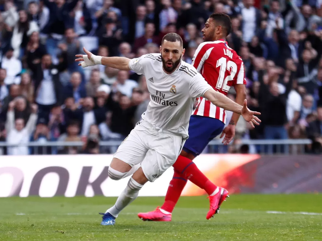 Karim Benzema melakukan selebrasi usai mencetak gol semata wayang ke gawang Atletico Madrid. (REUTERS/Juan Medina)