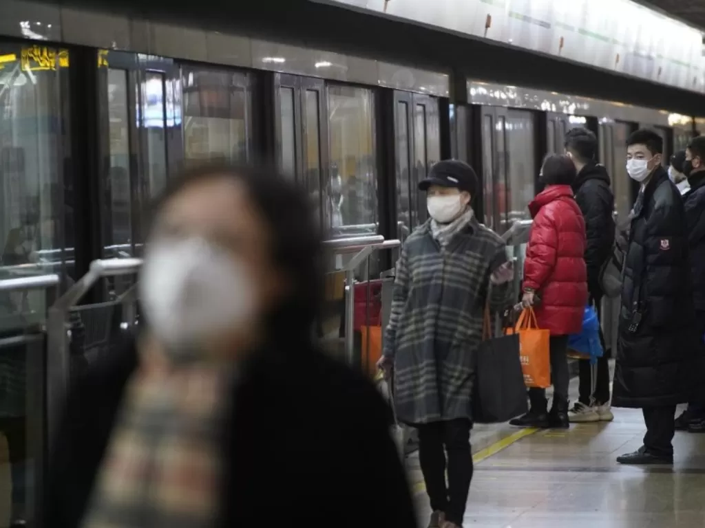  Warga di Tiongkok menggunakan masker (REUTERS/Aly Song)