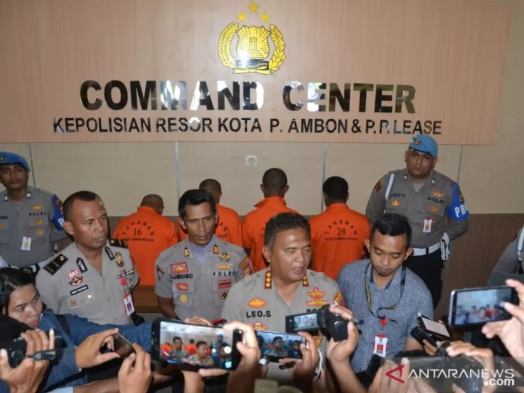 Komisaris Besar Polisi Leo Simatupang, memberi keterangan kepada pers seusai mengekspose beberapa terduga pelaku persetubuhan anak di bawah umur, di Ambon. (ANTARA/Daniel Leonard)