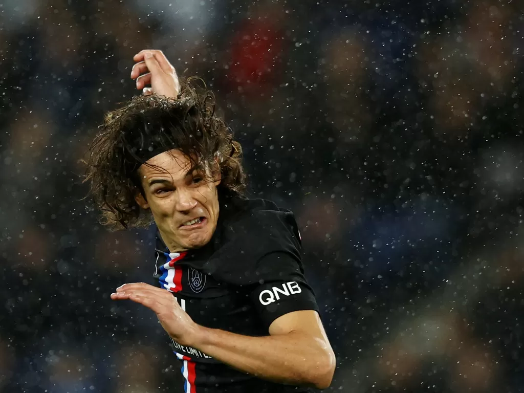 Penyerang PSG, Edinson Cavani mencoba menyundul bola saat melawan Montpellier. (REUTERS/Gonzalo Fuentes)
