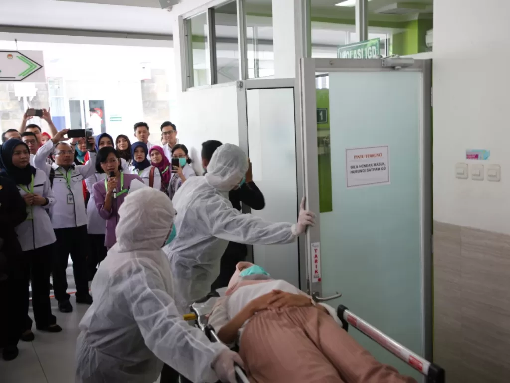 Simulasi penangan medis pasien terkena korona di Semarang (Twitter/@kominfo_jtg)