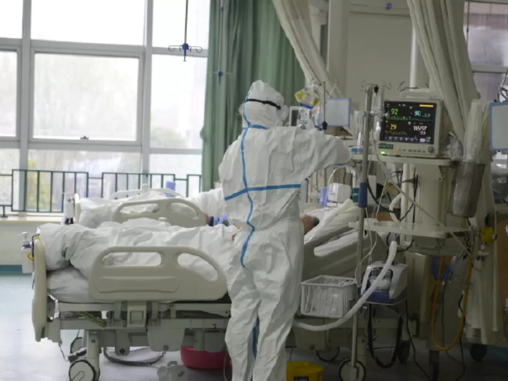 Staf medis saat merawat pasien di Rumah Sakit Pusat Wuhan (THE CENTRAL HOSPITAL OF WUHAN VI)