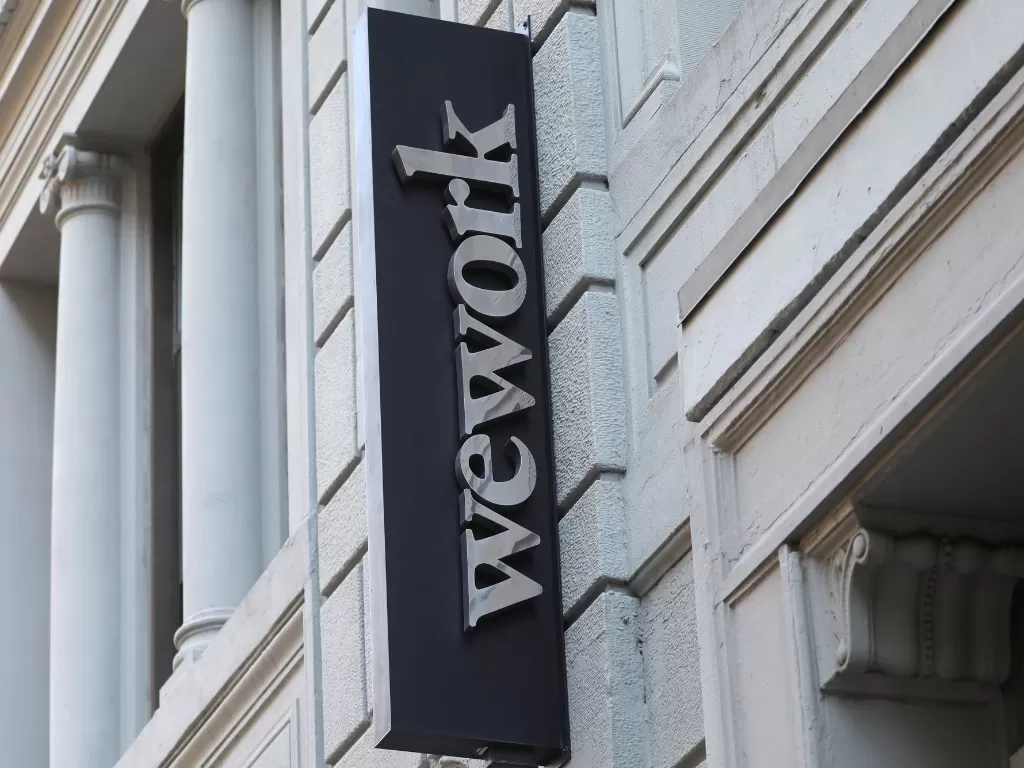 Logo WeWork di kantor pusatnya di Manhattan, New York (photo/REUTERS/Mike Segar)