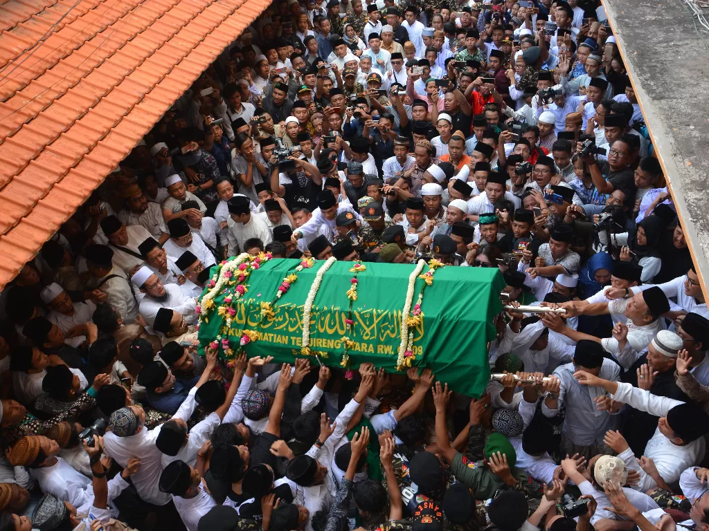 Jenazah almarhum KH Salahuddin Wahid atau Gus Sholah dibawa ke masjid untuk disalati di Pesantren Tebuireng Jombang, Jawa Timur, Senin (3/2/2020). (ANTARA FOTO/Syaiful Arif)