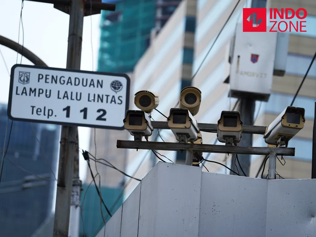 Kamera pengawas atau 'closed circuit television' (CCTV) terpasang di Jalan MH Thamrin, Jakarta, Kamis (30/1/2020), untuk mendukung tilang elektronik (INDOZONE/Arya Manggala)