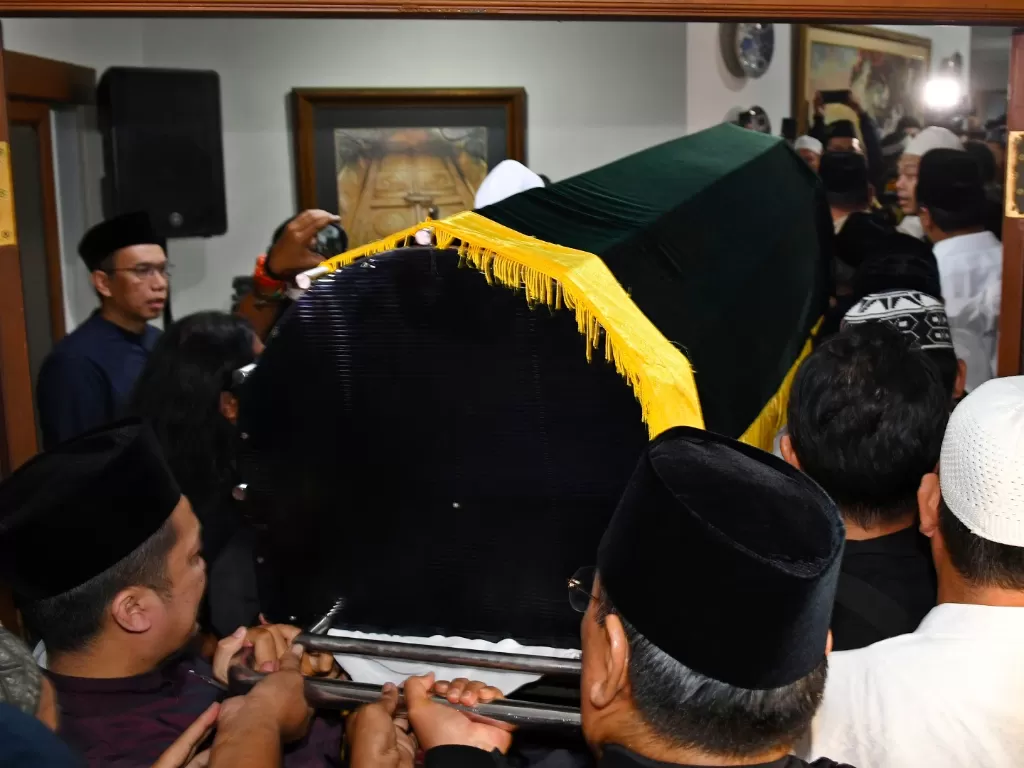 Sejumlah kerabat mengangkat keranda berisi jenazah KH Salahuddin Wahid atau Gus Sholah di rumah duka di Mampang Prapatan, Jakarta, Minggu (2/2/2020) malam. (ANTARA FOTO/Aditya Pradana Putra)