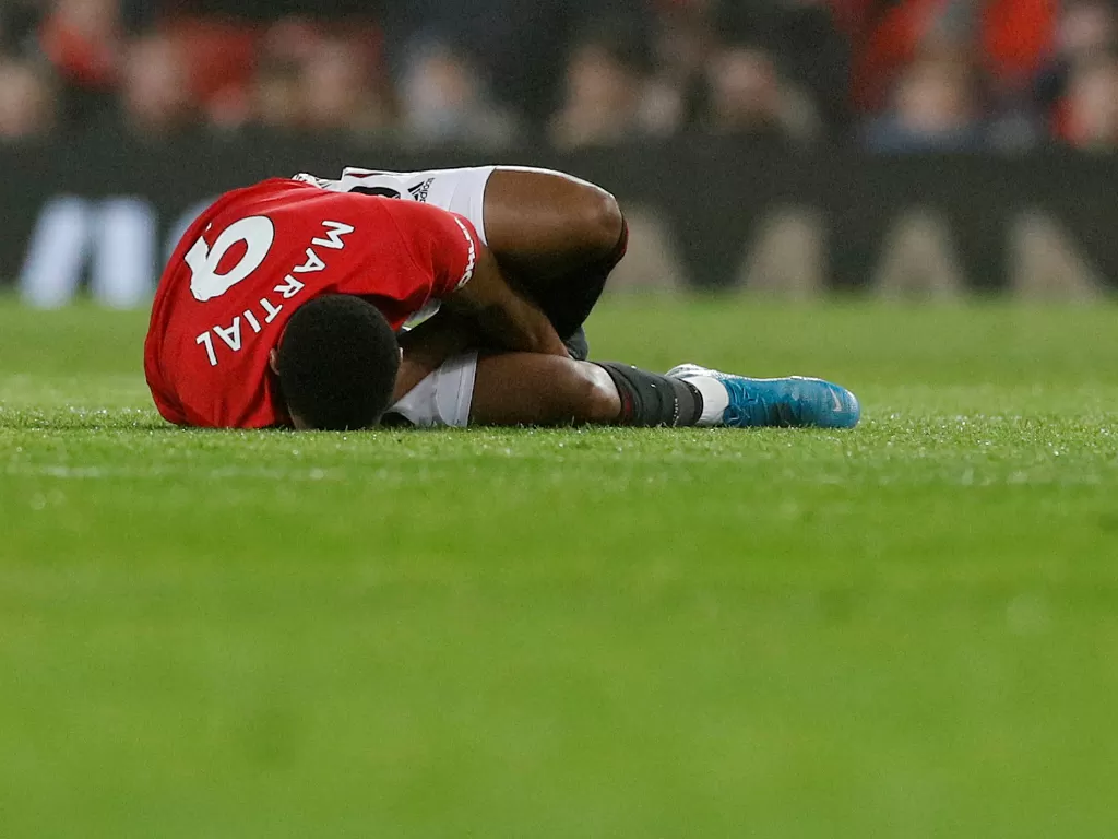 Anthony Martial mengalami cedera saat bertanding. (REUTERS/Phil Noble)