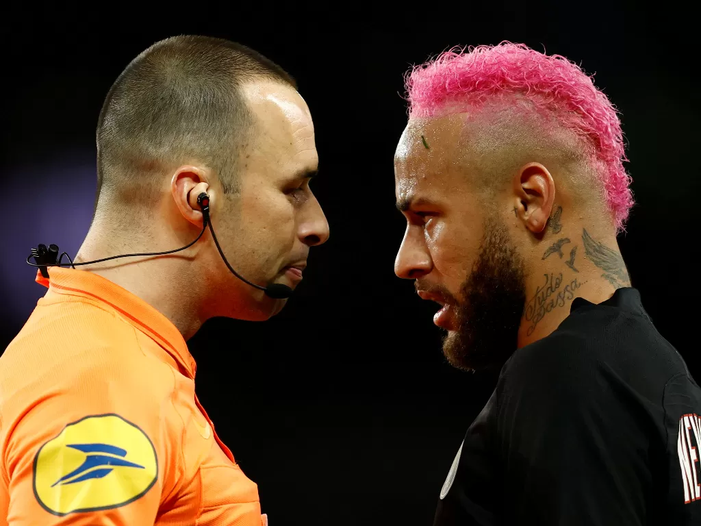 Striker PSG, Neymar saat melakukan protes kepada wasit yang memberinya kartu kuning karena pamer skill. (REUTERS/Gonzalo Fuentes)