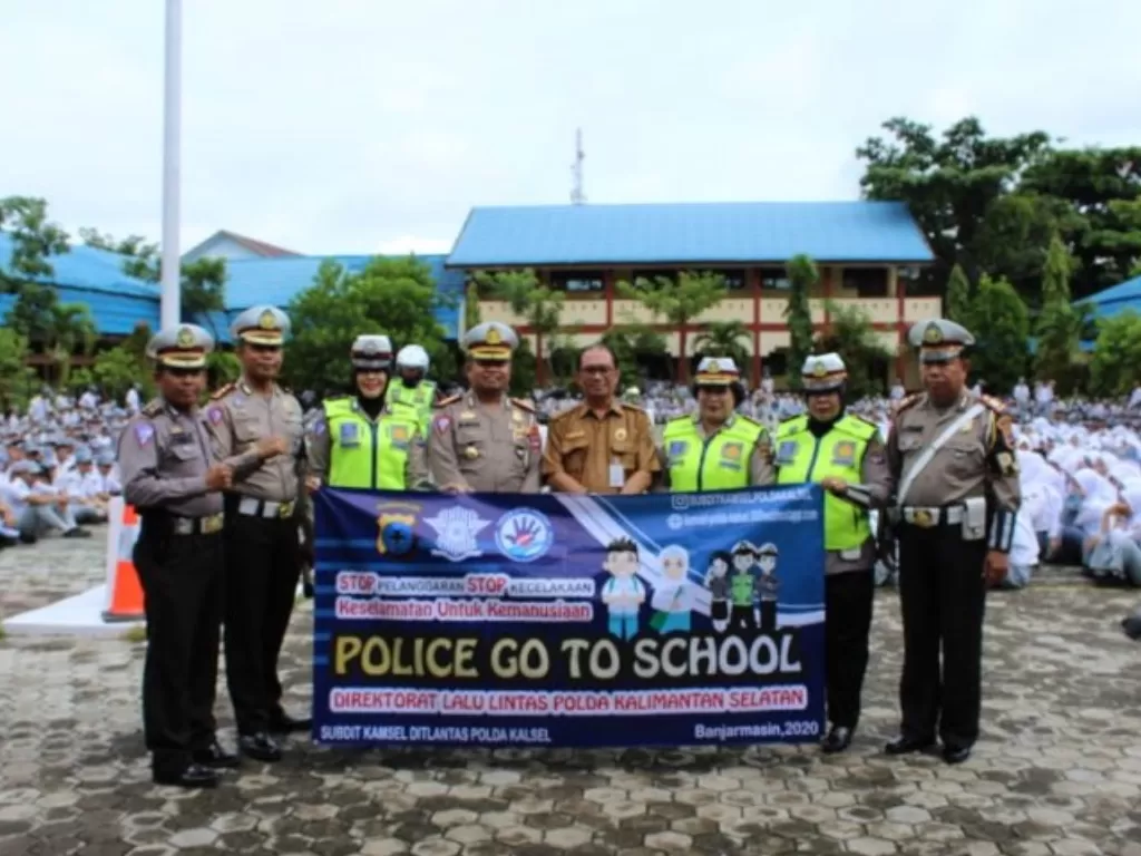 Dirlantas Polda Kalimantan Selatan, Komisaris Besar Polisi Andi Azis Nizar, memimpin program Polisi Hadir Di Sekolah, di SMKN 5 Banjarmasin. (ANTARA/Firman)