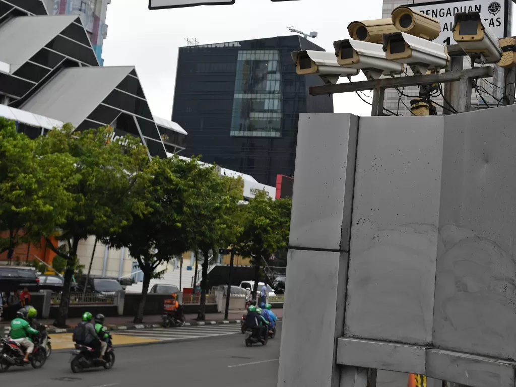 Kamera pengawas atau 'closed circuit television' (CCTV) terpasang di Jalan MH Thamrin, Jakarta, Kamis (23/1/2020). (ANTARA/Aditya Pradana Putra)