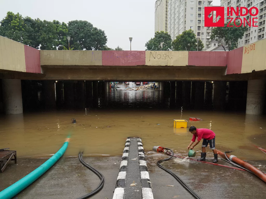 Banjir menutupi Underpass Kemayoran, Jakarta, Senin (3/2/2020). (INDOZONE/Arya Manggala)