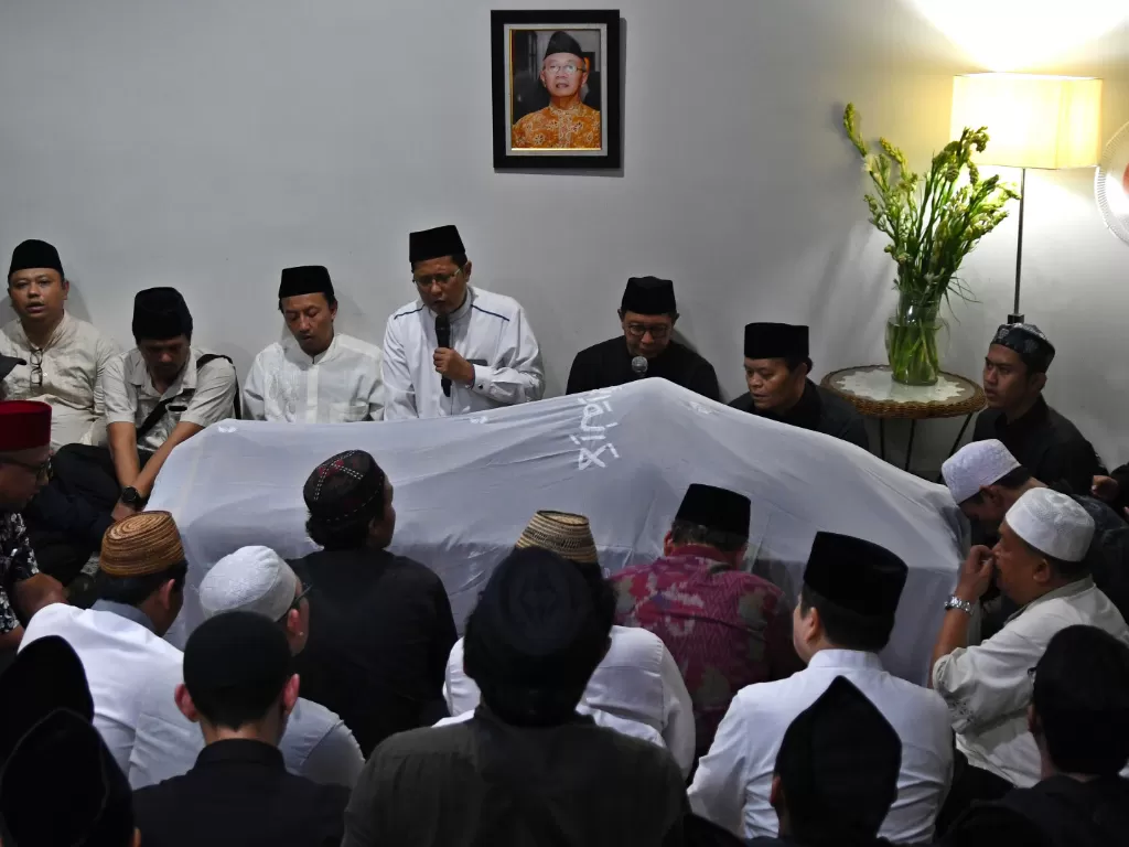 Sejumlah kerabat dan rekan berdoa di depan jenazah KH Salahuddin Wahid atau Gus Sholah di Mampang Prapatan, Jakarta, Senin (3/2/2020) dini hari. (ANTARA FOTO/Aditya Pradana Putra)