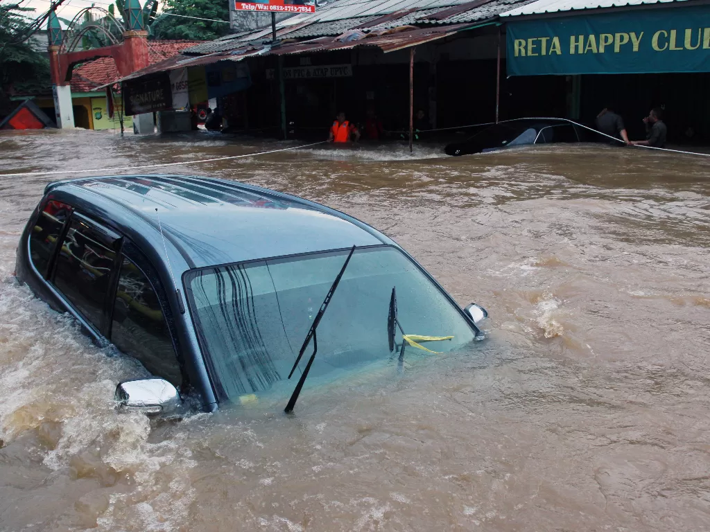 Ilustrasi mobil menerobos banjir (ANTARA FOTO/Muhammad Iqbal)