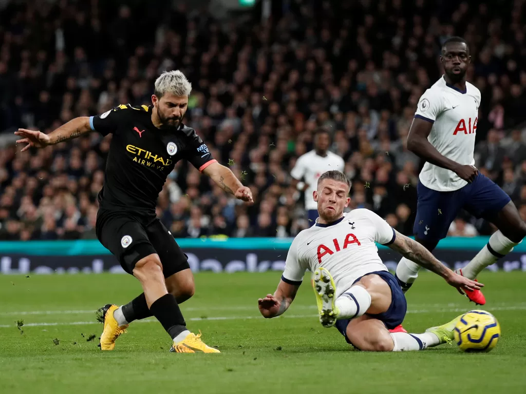 Pemain Tottenham Hotspur memblok tendangan Sergio Aguero. (REUTERS/David Klein)