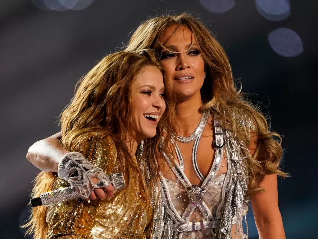 hakira dan Jennifer Lopez tampil selama pertunjukan turun minum. (PHoto/REUTERS/Mike Blake)