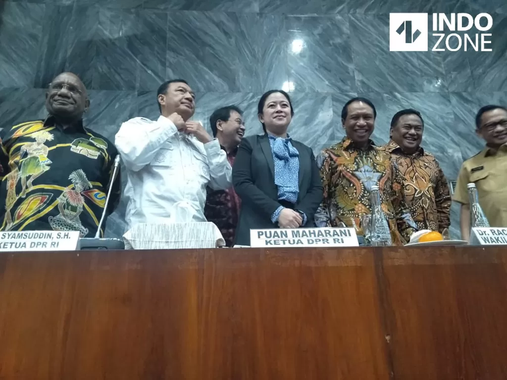 Pimpinan DPR Bersama Pemerintah, Mendagri, Menpora, Kepala BIN, dan Kapolri usai Rapat Gabungan terkait Penyelenggarana PON ke-20 di Kompleks Parlemen, Jakarta, Selasa, (4/2/2020). (INDOZONE/Mula Akmal)