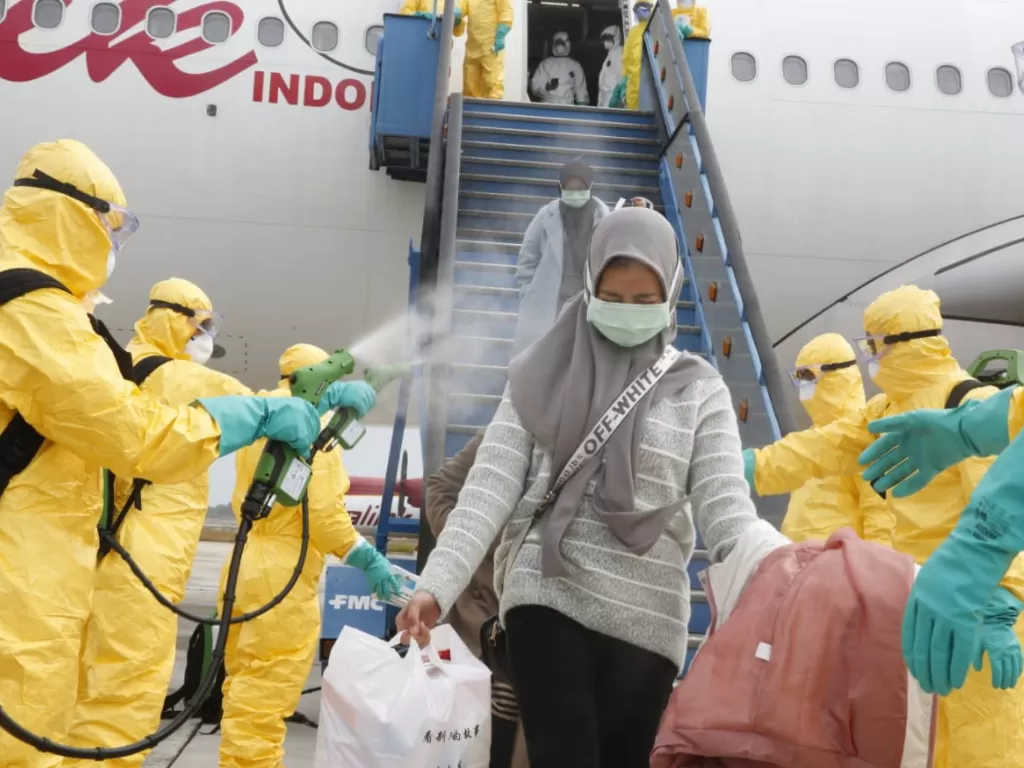Petugas medis menyemprotkan cairan disinfektan pada WNI dari Wuhan, Tiongkok setibanya di Bandara Hang Nadim, Batam, Kepulauan Riau. (Kementerian Luar Negeri RI)