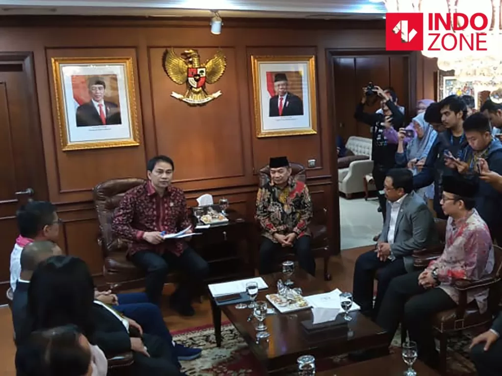 Suasana penyerahan usulan Pansus Jiwasraya oleh Fraksi Partai Demokrat dan Fraksi PKS diterima oleh Wakil Ketua DPR RI Azis Syamsudin di Kompleks Parlemen, Jakarta, Selasa (4/2/2020). (INDOZONE/Mula Akmal)
