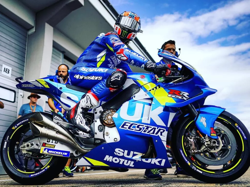 Alex Rins Ketika Menjajal Motor Balap Suzuki. (Instagram/@alexrins)