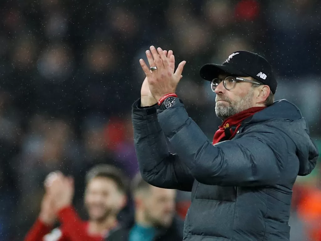 Pelatih Liverpool, Juergen Klopp memberi applause setelah pertandingan. (REUTERS/Phil Noble)