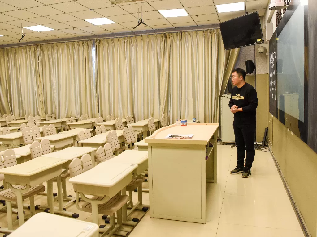 Guru Zhang Weibao mengikuti rekaman video pembelajaran daring (online) di sebuah sekolah menengah di Urumqi, Daerah Otonom Uighur Xinjiang, Tiongkok, Senin (3/2/2020). (Xinhua/Ding Lei) 