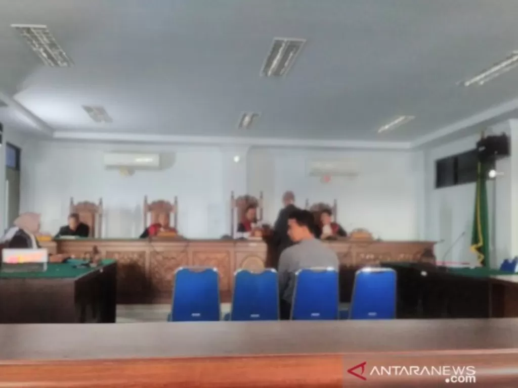 PNS yang didakwa lakukan korupsi karena terima gaji ganda, sedang berada di ruang persidangan (ANTARA/M Haris)