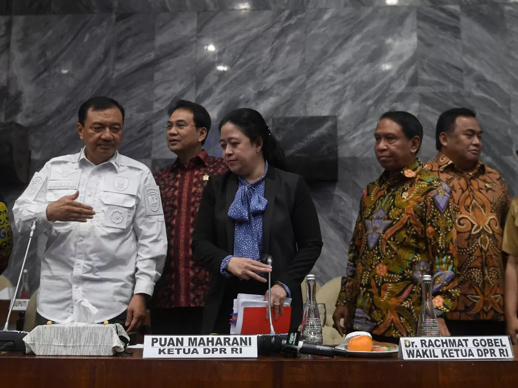 Kepala BIN Budi Gunawan (paling kiri) usai rapat gabungan tentang persiapan Pekan Olahraga Nasional (PON) XX, Selasa (4/2/2020). (ANTARA FOTO/Puspa Perwitasari)