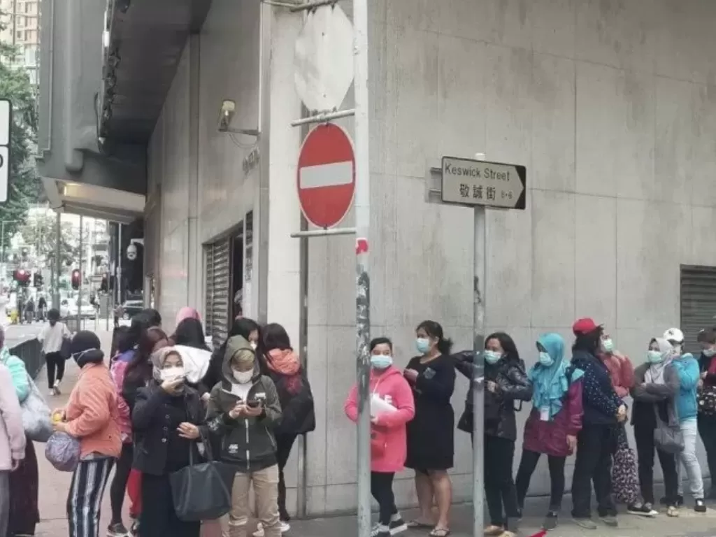 Sejumlah WNI mengantre pembagian masker. (ANTARA/HO-KJRI Hong Kong/mii)