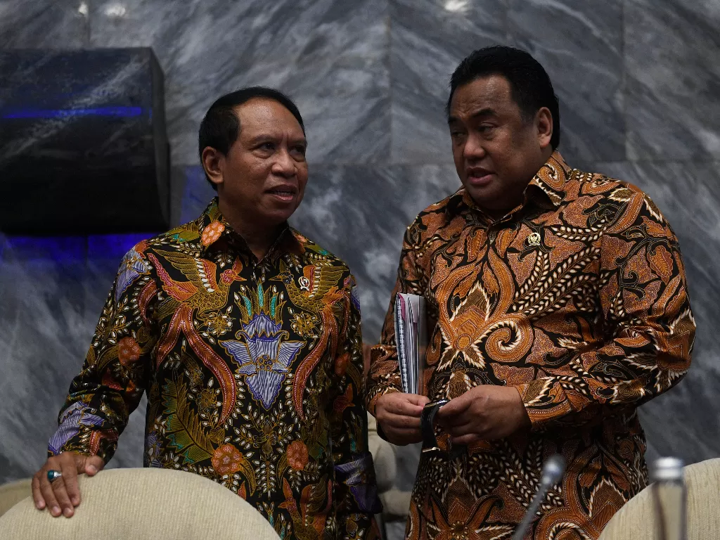 Menpora Zainudin Amali (kiri) bersama Wakil Ketua DPR Rachmat Gobel (kanan) usai menyampaikan hasil rapat gabungan tentang persiapan PON. (ANTARA FOTO/Puspa Perwitasari)