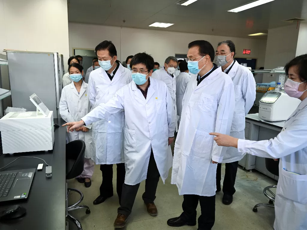 Staf medis dan pejabat Tiongkok tengah melihat pusat pengendalian dan pencegahan virus korona (REUTERS/cnsphoto)