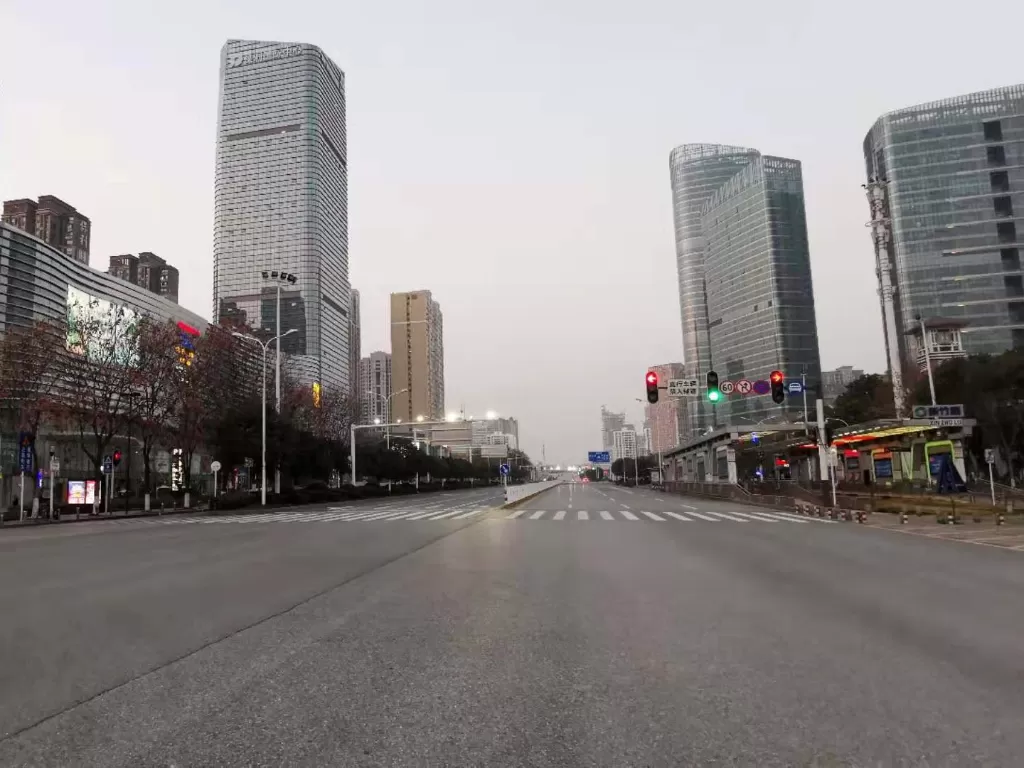 Suasana jalan kosong di Kota Wuhan, Tiongkok, Senin (3/2/2020). (VLADIMIR MARKOV/via REUTERS)