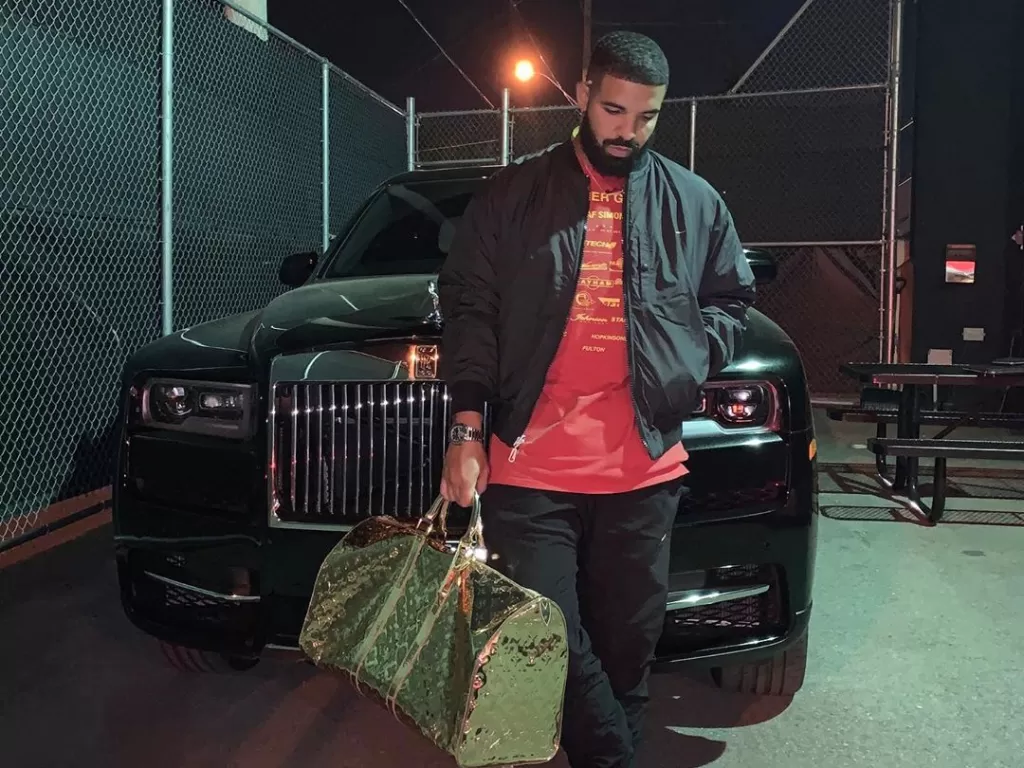 Drake dengan Rolls Royce Phantom. (Instagram/@champagnepapi)