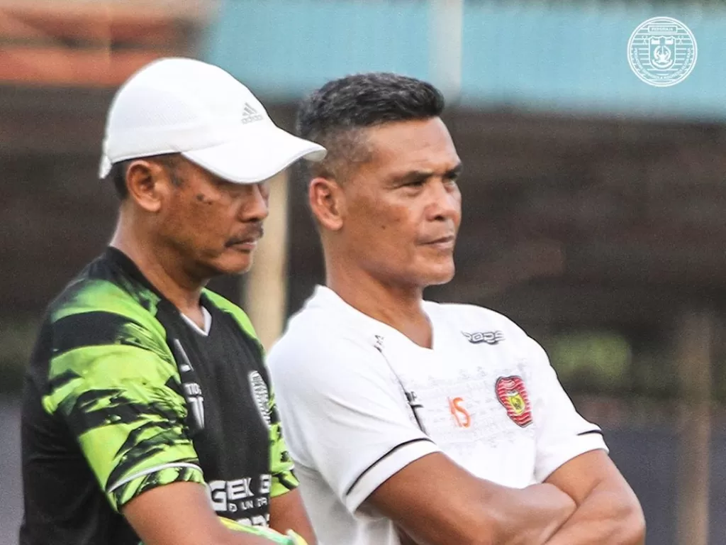 Pelatih Persiraja, Hendri Susilo dan pelatih kiper Eddy Harto. (Instagram/@persiraja_official)