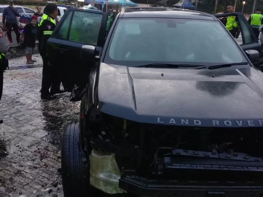 Mobil Land Rover yang kinis sudah diangkat dari kolam Bunderan HI (Twitter/@TMCPoldaMetro)