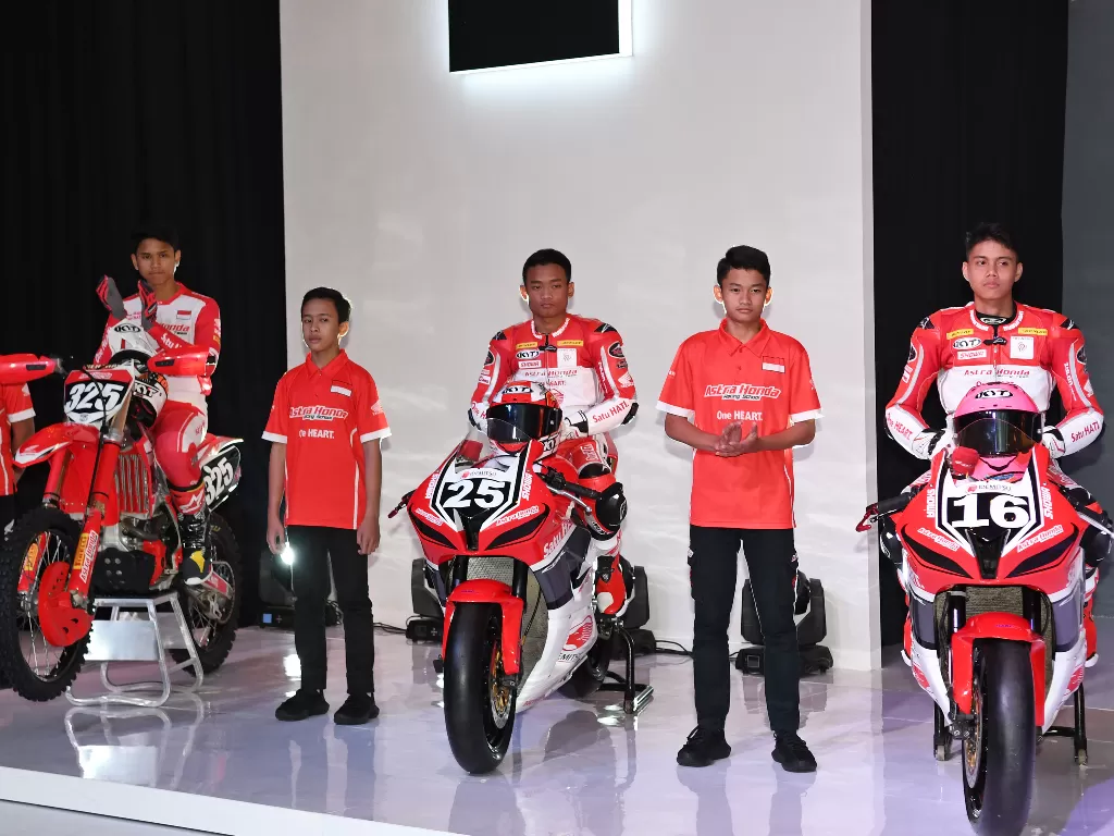Para pembalap Astra Honda Racing Team yang akan tampil di ajang internasional pada musim 2020. (ANTARA FOTO/Aditya Pradana Putra)
