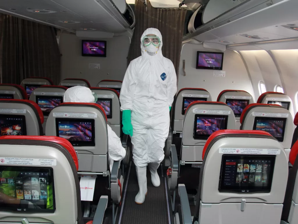 Kabin kru dengan mengenakan baju steril melakukan persiapan akhir di dalam pesawat untuk menjemput WNI di Wuhan, Tiongkok. (ANTARA FOTO/Muhammad Iqbal)