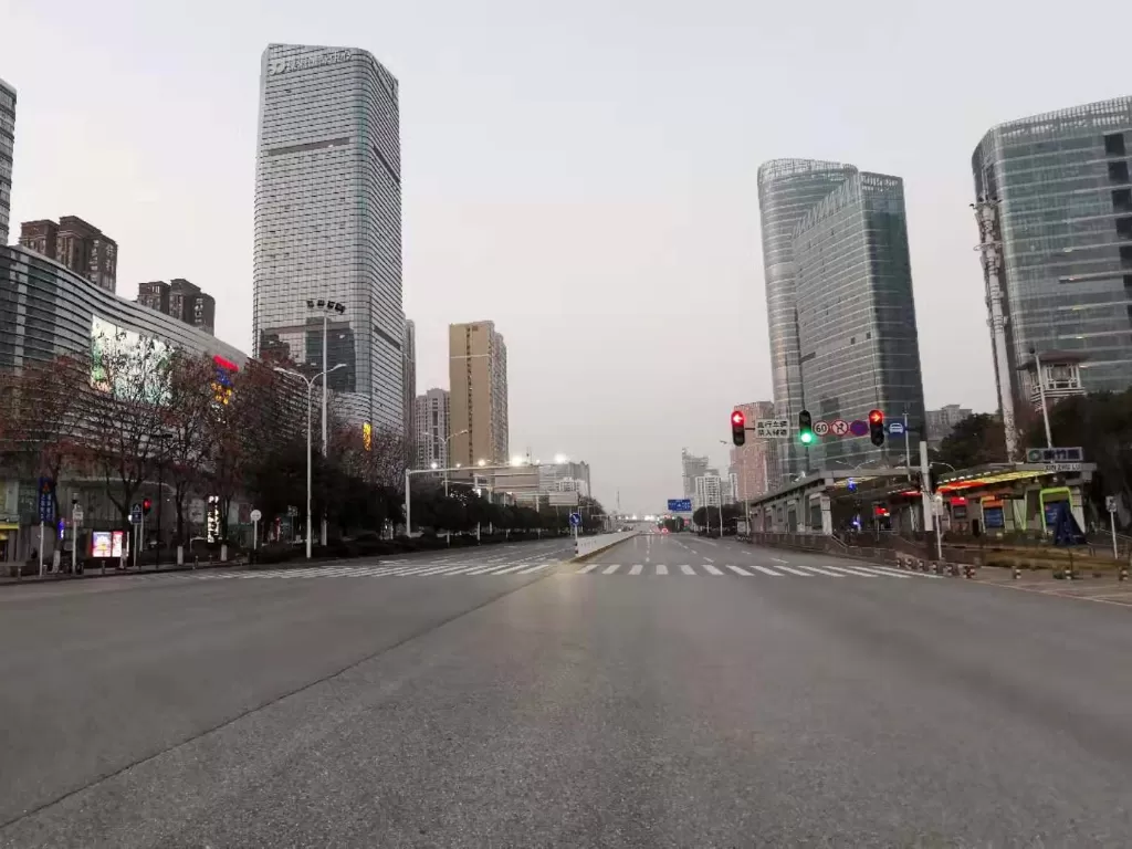 Sebuah sudut jalanan di Kota Wuhan yang sepi dari aktivitas terkait wabah virus korona. (REUTERS/Vladimir Markov)