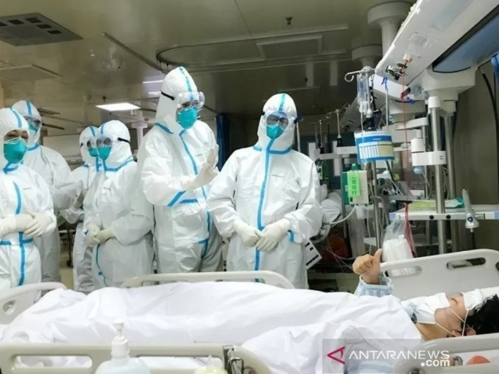 Ilustrasi: Seorang pasien 2019-nCoV di Rumah Sakit Hankou, Wuhan, memberikan isyarat jempol kepada tim kesehatan dari Second Military Medical University, Senin (27/1/2020). (ANTARA/HO-ChinaNews)