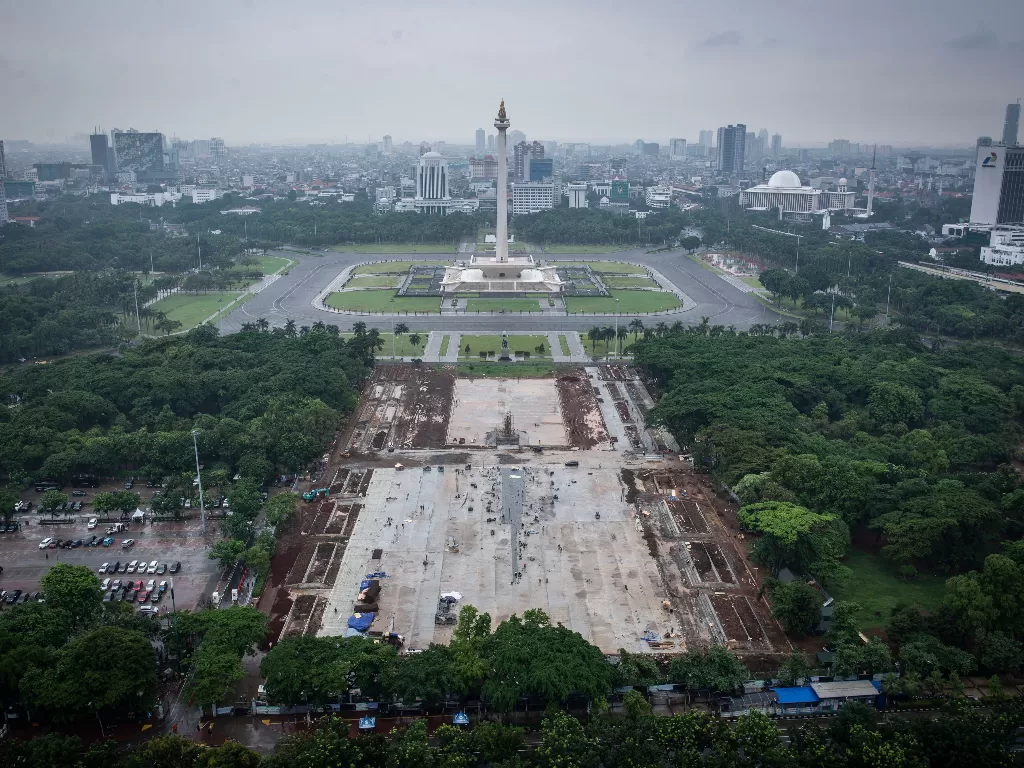 Suasana pembangunan Plaza Selatan Monumen Nasional (Monas) di Jakarta, Senin (20/1/2020). (ANTARA/Aprillio Akbar)