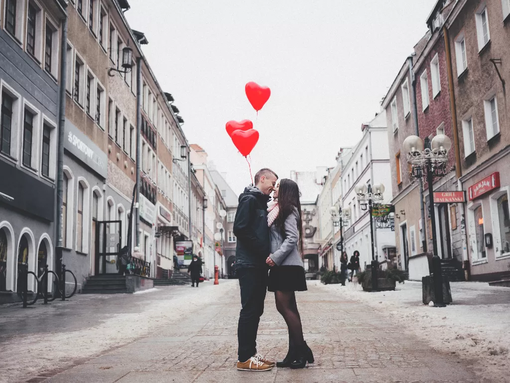 ilustrasi pasangan yang sedang merayakan Valentine (pexels/freestocks.org)