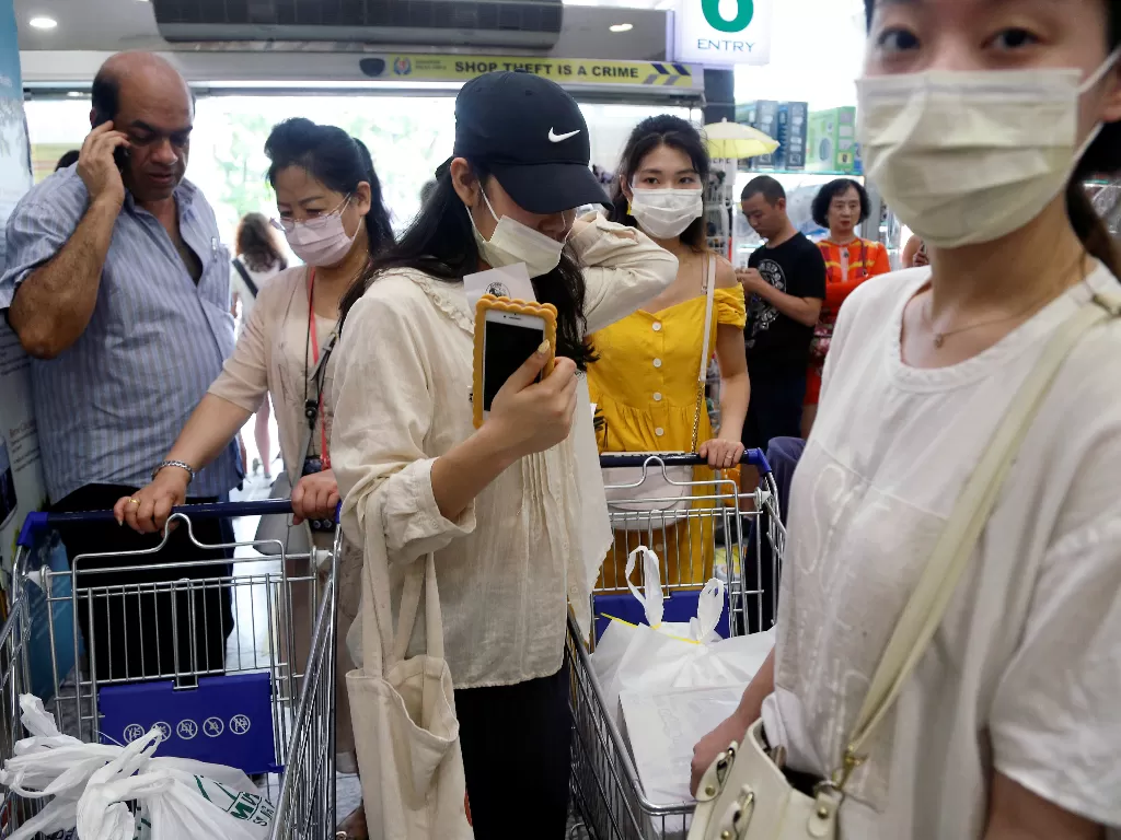 Ilustrasi. Warga Singapura saat membeli masker di sebuah apotek, Senin (28/1). (Photo/Ilustrasi/REUTERS/Feline Lim)