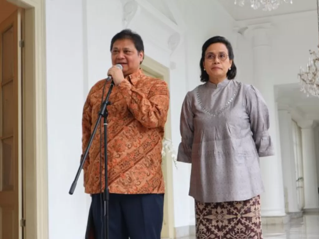Menteri Koordinator bidang Perekonomian Airlangga Hartarto dan Menteri Keuangan Sri Mulyani Indrawati menyampaikan pernyataan seusai menghadiri rapat terbatas mengenai 
