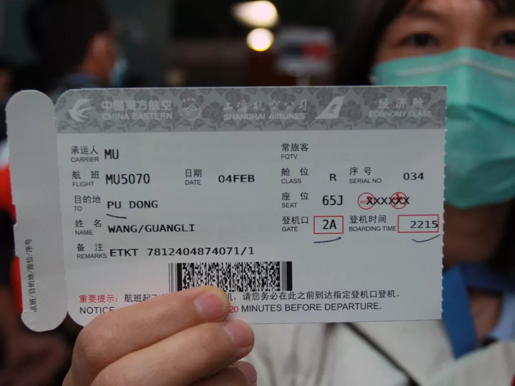 Seorang penumpang maskapai China Eastern tujuan Shanghai Tiongkok menunjukan tiket pesawat sebelum boarding di Terminal 3 Bandara Soekarno Hatta, Tangerang, Banten, Rabu (5/2/2020). (ANTARA FOTO/Muhammad Iqbal) 